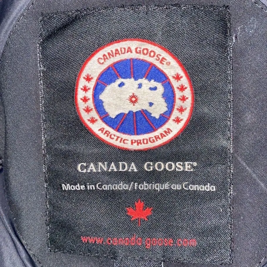 Canada Goose Jacka, Storlek XS men passar till en S, lite solblekt, ingen päls inget kvitto, äkta, KAN GÅ NER I PRIS VID SMIDIG OCH SNABB AFFÄR. Jackor.