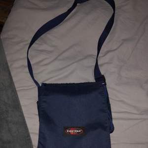 Säljer denna sjukt coola eastpack väska. Denna e väldigt unik och svår att hitta. Använd fåtal gånger❤️