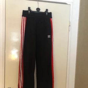 Adidas mjukisbyxor - Säljer dessa supersköna Adidas mjukisbyxor då de inte kommer till användning. De är wide-leg och high waisted, passar mig som brukar ha storlek S och är 178 cm lång :)