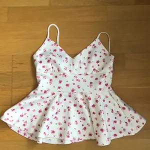 Denna crop top är så snygg på och den har ett fett gulligt blommigt mönster på sig i rosa. Den skriker verkligen y2k och soft girl. Den är i perfekt skick. 