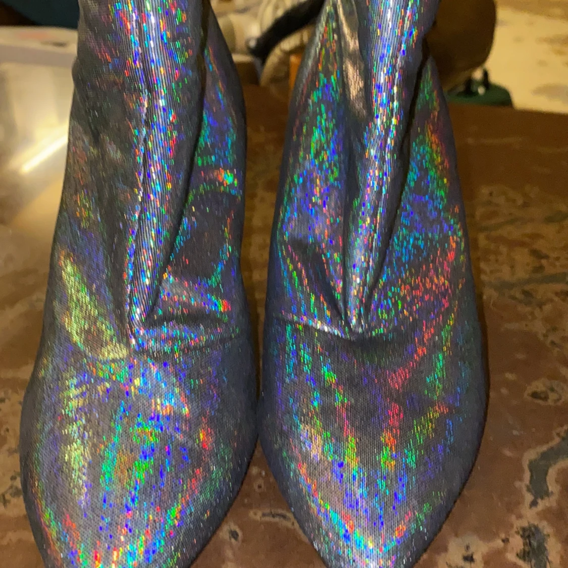 Glittriga högklackade skor