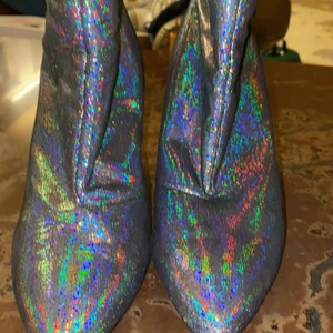 Glittriga högklackade skor -  Ett par glittriga högklackade skor använda ganska mycket dom är jätte sköna enkla att gå i 