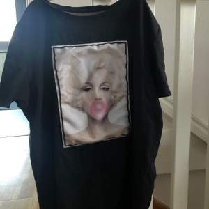 Säljer min limitato t-shirt med Marilyn Monroe som tryck. Nypris: 1290kr 