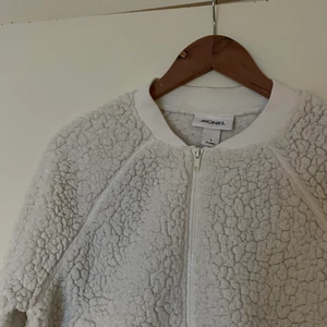 Teddykofta - Trendig kofta från Monki i teddytyg!! :)