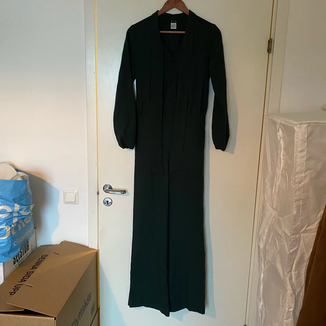 Mörkgrön jumpsuit med knytdetalj - 90