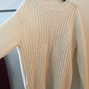 Wool blend tröja från mango  - Stickad mysig tröja köpt ifrån mango för 499kr aldrig använd. Stl medium. Säljer den för 100kr Djur och rökfritt hem 