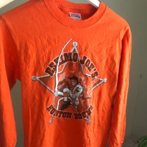 Longsleeve - En longsleeve köpt second hand men i väldigt bra skick! Den är i stl xs/s, om man inte kan mötas upp i Gävle tillkommer frakt!💕😋
