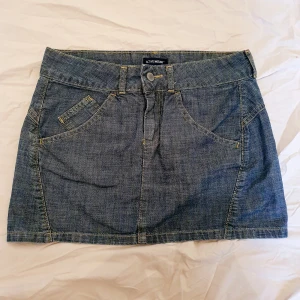 Jeans kjol  - En kort kjol från active wear köpte den för 2 år sedan, jag tycker att den är lite för kort på mig. Frakten ingår inte i priset 