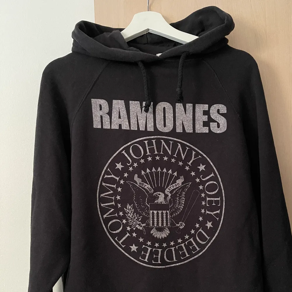 Hoodie från Pull&Bear med Ramones-tryck. Syns inte på bilden men hoodien är som avklippt istället för mudd. Kan mötas upp alternativt står köparen för frakten 🌟. Hoodies.