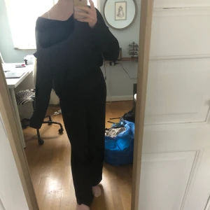 Svart off shoulder kofta - Svart mysig kofta med urringning som även kan användas som off shoulder☺️ Mysig och snygg, funkar vid alla tillfällen