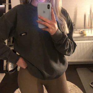 Grå sweatshirt - Jätte fin sweatshirt från prettylittlething✨✨ Med ett litet plt studio tryck på!! Säljer då den inte kommer till användning, endast använd få gånger så den är i bra skick💗💗
