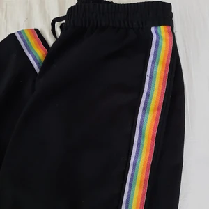 Pridebyxor strlk L - 💫 byxor i kostymmodell med regnbågsdetaljer på sidorna. Strlk L, passar även M men lite lösare fit.