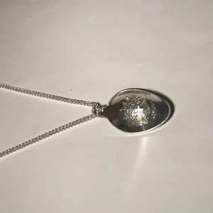 Halsband - Egen gjord halsband. Står LONDON på gjord av en sked gullig 😊