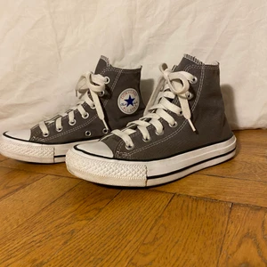 Brungrå high top converse - Skitcoola brungrå high top converse. I storlek 35 men ganska stora i storleken så skulle nog passa någon med storlek 36. BUDA från 250kr med 20krs mellanrum. Sista bud: 450kr + frakt 66kr
