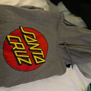 Santa cruz hoodie  - Bra skick. Storlek M. 100kr