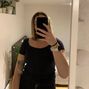 Tshirt från Only - Snyggt skuren marinblå tshirt från only i XS men superstretchigt tyg så passar alla storlekar