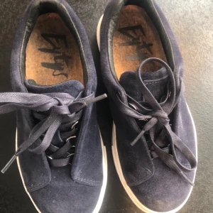 Eytys  - Marinblå eytys stl 35 men passa mig som har 36