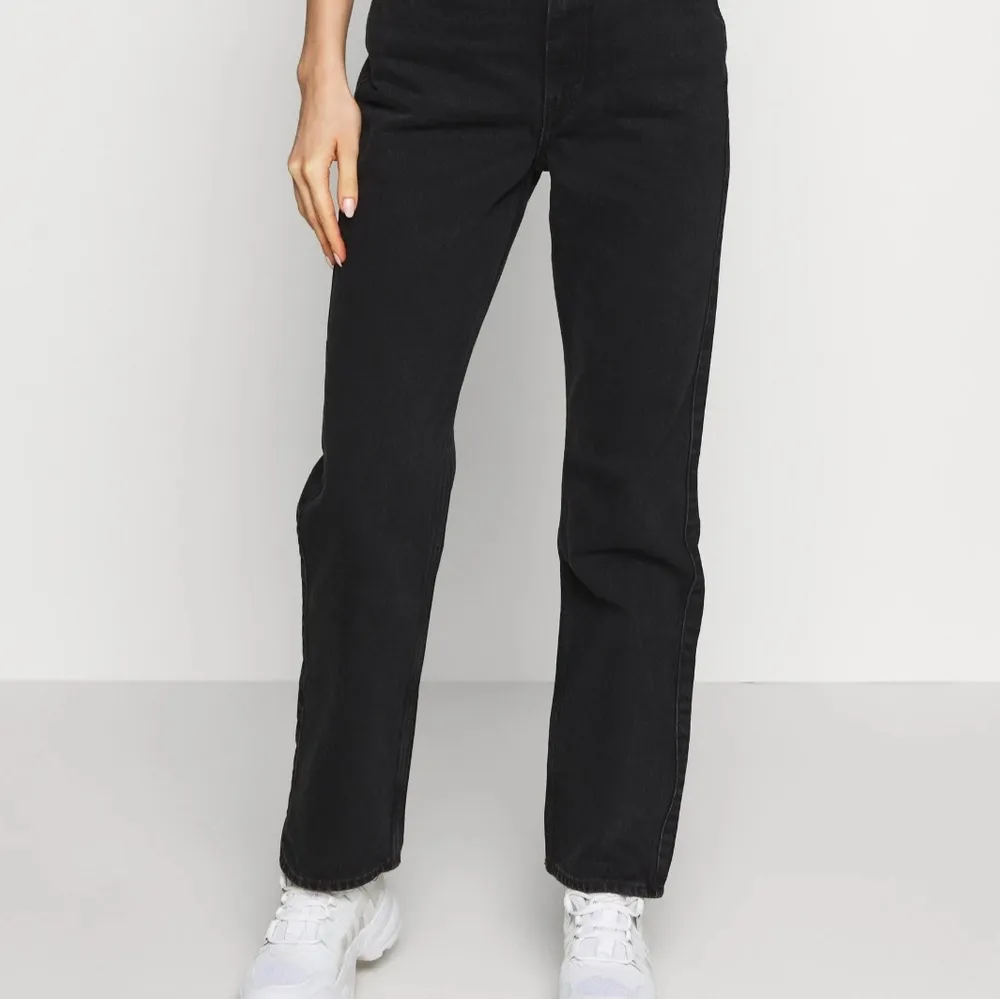 Svarta Weekday Rowe jeans som är för små:( nypris 500. Pris kan diskuteras ! . Jeans & Byxor.