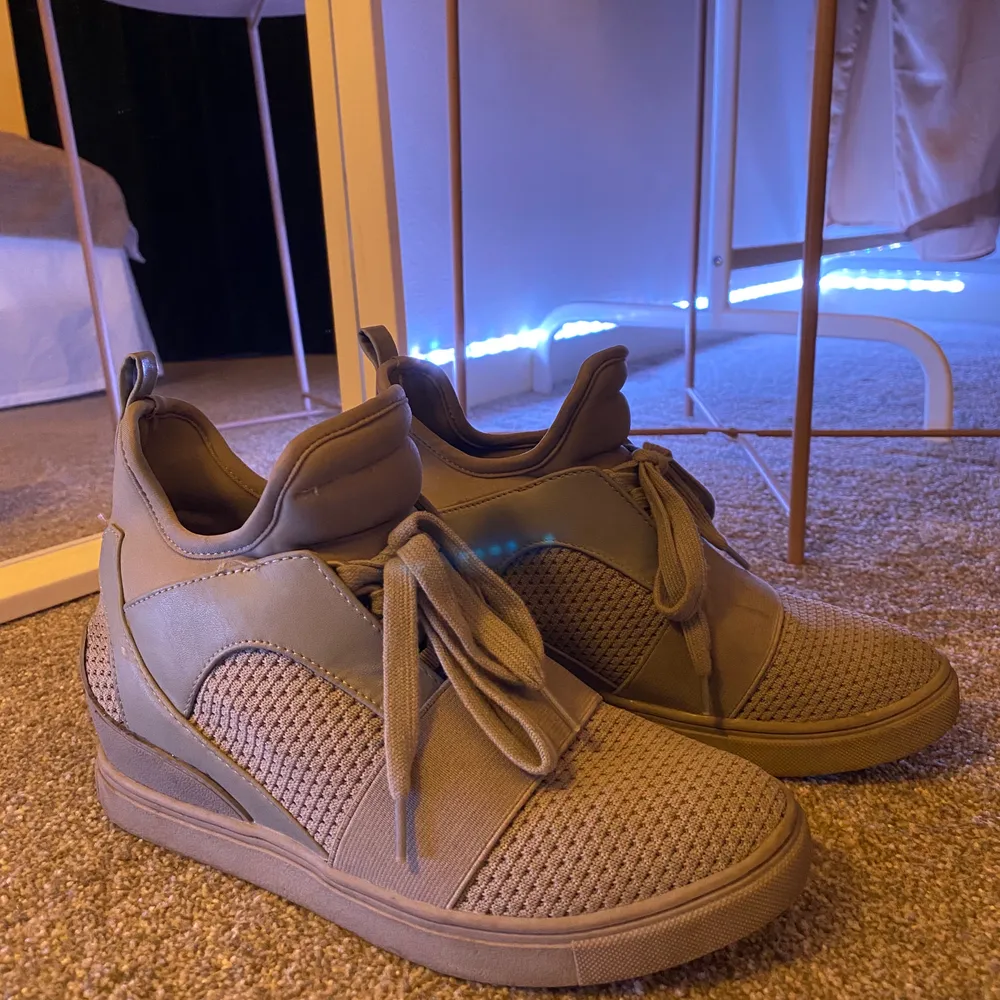 Gråa skor från steve madden, dom är lite isabel marants inspirerade! Dom ser helt använda ut! . Kengät.