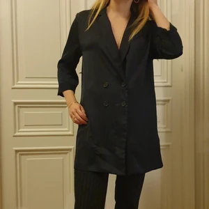 Snygg avslappnad kavaj  - Mörkblå kavaj med dubbelknäppning i avslappnad modell. 