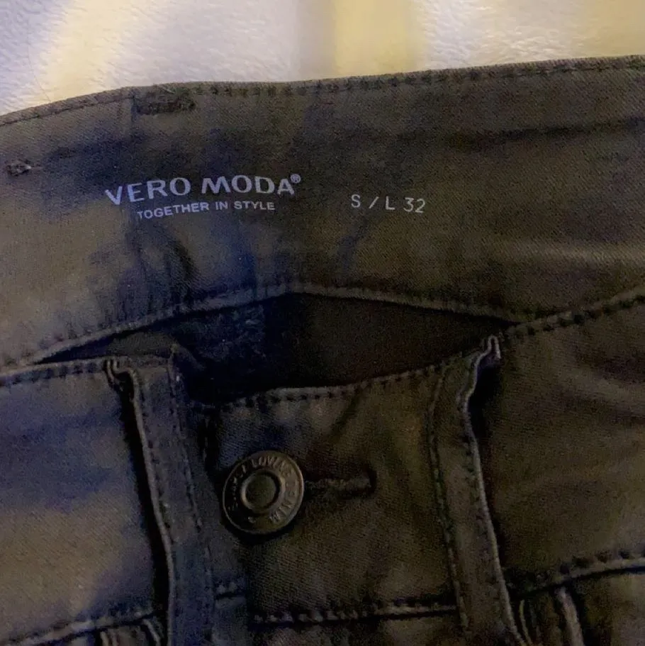 Säljer mina skinnbyxor från Vero Moda och skulle säga att det är storlek 34/36. Köptes för 400 och säljer för 100kr och kommit till användning vid endast ett tillfälle . Jeans & Byxor.
