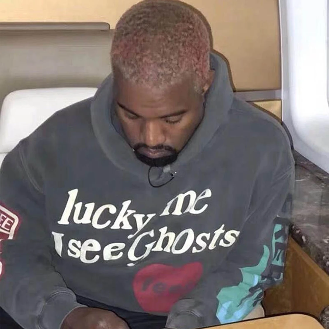 Säljer denna populära hoodie. Den är i helt nytt skick i strl xxl men sitter mer som en L-XL. Först till kvarn, ingen budgivning. Säljer den för