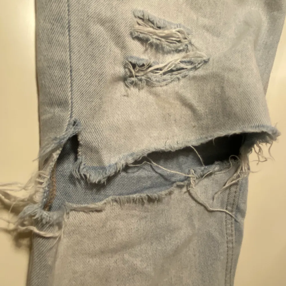 Jättefina mom jeans från H&M. Väl använda men fortfarande i fint skick💗 Har många hål och slitningar varav några av hålen har blivit ännu större än urpsrungligen men det är inte något som märks! Jag är ca 165 och de passar mig bra på längden :). Jeans & Byxor.