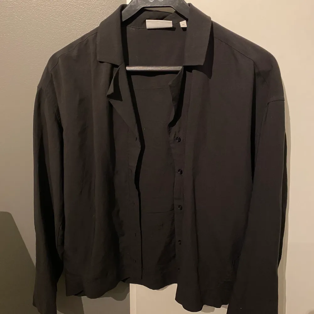 Säljer denna svarta blus/skjorta. Supermysigt material och snygg passform. Hel och ren, nästan som ny. Köpt för 499:)🌸. Blusar.