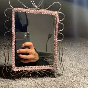 Gammal spegel men aldrig använd säljs. Från Ikea, rosa pärlor längds själva spegeln. Putsades nyligen med diskmedel och svamp.