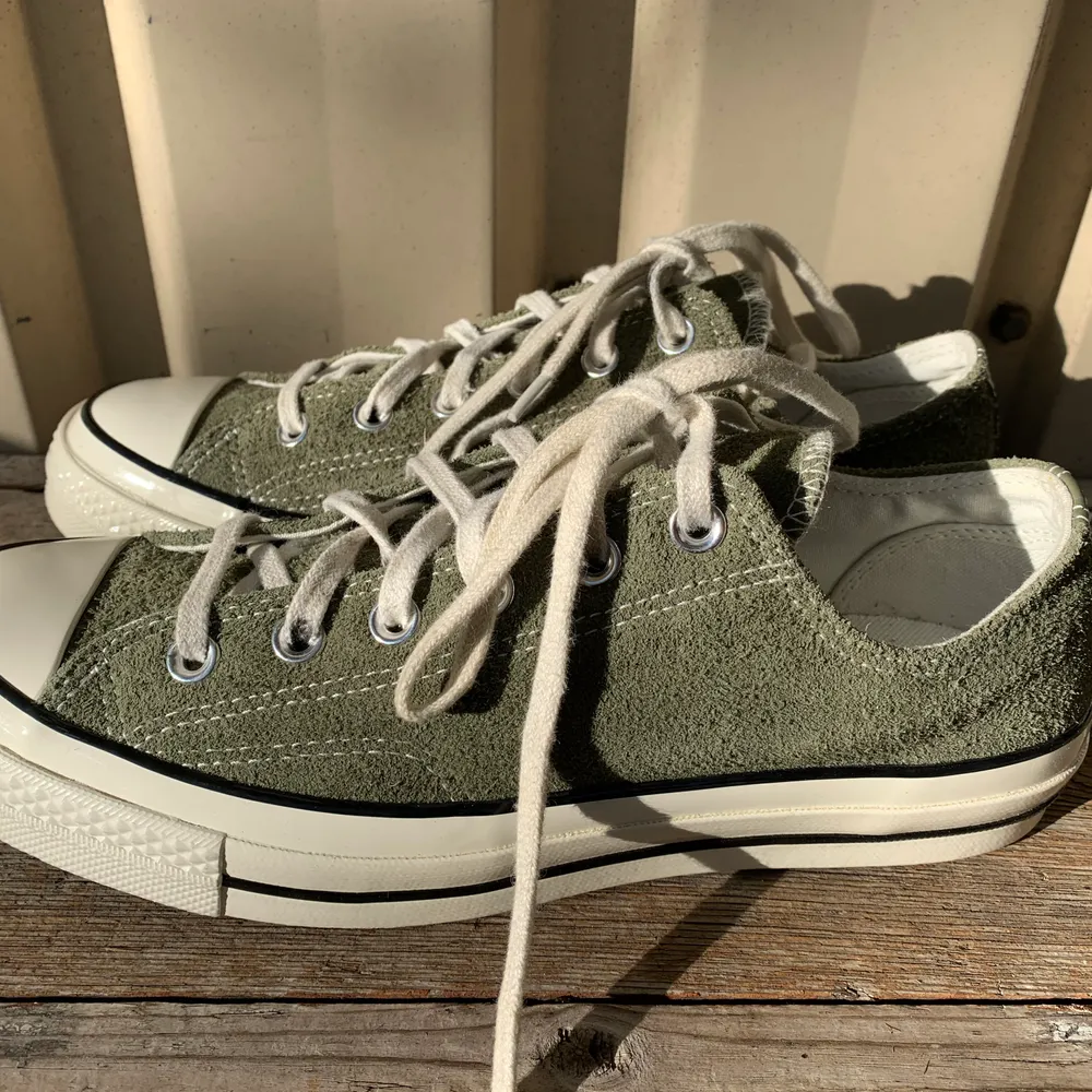 Gröna läder Converse i storlek 40, knappt använda som du kan se på andra bilden! Säljer för att de inte kommer till användning🌟 Kommer i originallåda.. Skor.