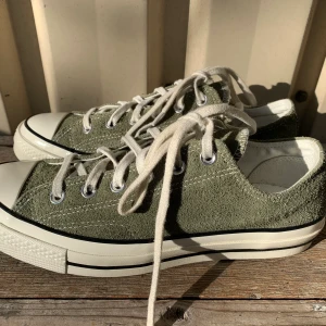 Converse Gröna - Gröna läder Converse i storlek 40, knappt använda som du kan se på andra bilden! Säljer för att de inte kommer till användning🌟 Kommer i originallåda.