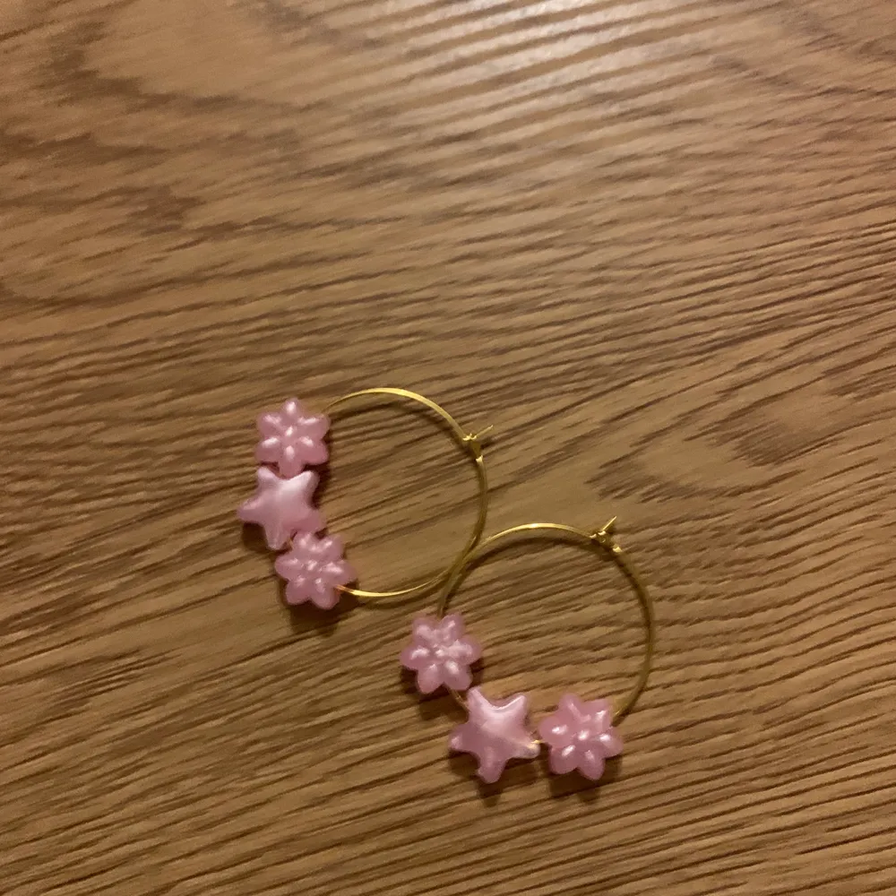 Jättefina rosa/ guld örhängen💕 tre pärlor: två blommor och en stjärna på vardera örhänge. Älskar att något så enkelt kan lyfta en hel look 🤯. Accessoarer.