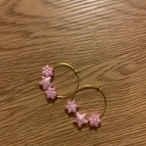 Jättefina rosa/ guld örhängen💕 tre pärlor: två blommor och en stjärna på vardera örhänge. Älskar att något så enkelt kan lyfta en hel look 🤯