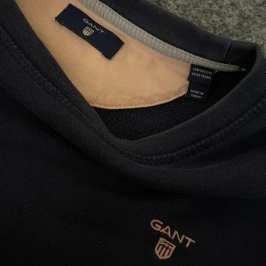 sweatshirt  - En marinblå sweatshirt ifrån Gant. Storlek 158/164 