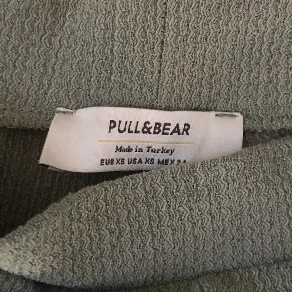 Fina byxor från pull & bear som jag köpte i Portugal i storlek XS. Frakt tillkommer 💓. Jeans & Byxor.