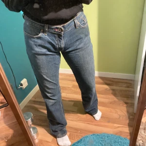 Levis jeans - Sjukt coola Levis jeans. Dom är låg midjade och lite stora för mig i midjan. Men vet att de är många som gillar de. Dom är lite för långa för mig i benen (är 173) går ju såklart att sy upp dom om så vill. Pris kan diskuteras