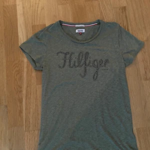 Hilfiger - Hilfiger grön T-shirt i small för 100kr 