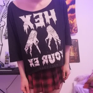 Killstar topp "Hex your ex"  - Älskar denna men den kommer tyvärr inte till användning längre! Lappen med storlek verkar ha lossnat men skulle säga åtminstone L, beroende på hur man vill att den ska sitta så kan den nog passa åtminstone S-XL (jag är M). Frakt ingår! 