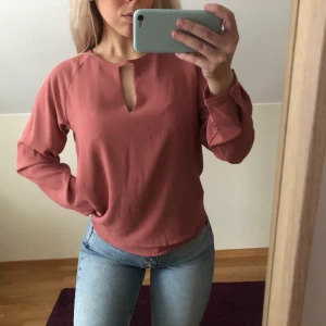 Rosa blus strl 38 - Jättefin långärmad rosa blus. Använd max 2 gånger. Mycket bra skick!🌸