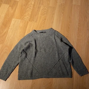 Stickad tröja från Lager 157 - Stickad grå tröja.Inprinsipt oandvänd.Stolek XS men passar S också.