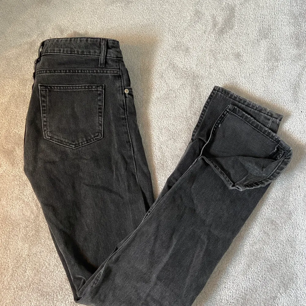 Säljer mina gråa jeans med slits som är slutsålda från zara💖 använda ett fåtal gånger därmed bra skick!🤍 Köparen står för frakt. Obs: första bilden är lånad, skriv för fler bilder!💞. Jeans & Byxor.