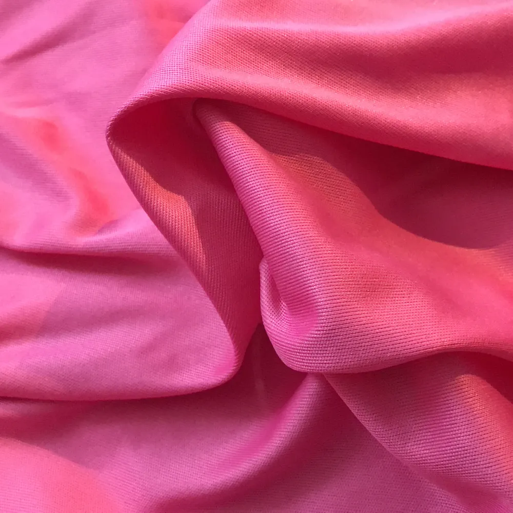 Neon rosa lång kjol. Uraprungligen från Hm orginalpriset är 399 kr men jag själjer den För 100. Kjolen är använd ett få tal gånger. Kjolen är i väldigt luftigt material. Kjolen har en underkjol så att den inte ska bli genomskynlig. Skriv för intresse❤️ . Kjolar.