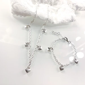 Armband & halsband med hjärtan💞 - halsband - 55kr inklusive frakt🌟                                       Armband - 45kr inklusive frakt✨                                                                  Smyckenz.se på Instagram💞