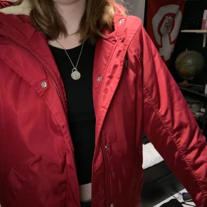 Röd jacka från STAY - Jacka i jätte fin röd färg med teddy i luvan. Knappt använd, så den är i toppen skick. Märket heter STAY och jackan köptes på Carlings. Strorlek M men sitter nog fint på S också. Köptes för runt 300 kr. Köparen står för frakt. ⭐️