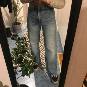 Vida jeans från Monki i modellen Yoko med fransar. Storlek 24 (XXS/XS). Använda ca 5 gånger. Jeansen är i mycket fint skick.