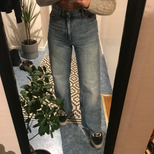 Monki Yoko jeans - Vida jeans från Monki i modellen Yoko med fransar. Storlek 24 (XXS/XS). Använda ca 5 gånger. Jeansen är i mycket fint skick.