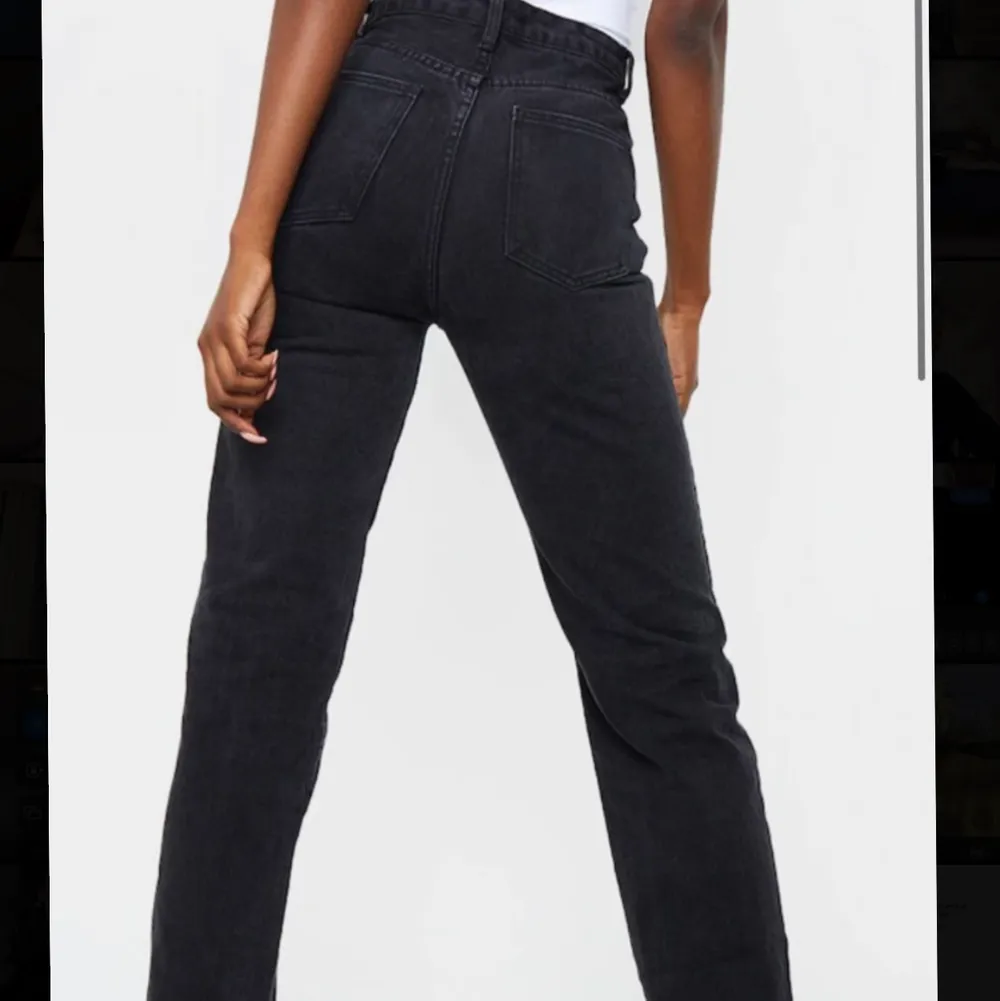 Mycket snygga och trendiga split jeans. Väldigt bekväma och i bra material. Köpta från Pretty Little Thing för 400kr, de är helt oanvända då jag dessvärre är lite för kort. Passar perfekt på folk från 170 cm då modellen är i tall. Skriv om ni är intresserade!. Jeans & Byxor.