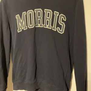 Morriströja - Marinblå morriströja (se färg på sista bilden), sparsamt använd. Storlek L, inköpt för ca 1000kr