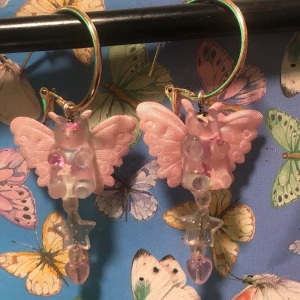 Örhängen med egengjutna resingummibjörnar med ängel/fjärils imitation💖 -  Egencraftade örhängen med egengjutna gummibjörnar! Babyrosa pärlor och dekoration 💖💖Det ligger mycket arbete och tid bakom varje smycke vilket gör mina priser till superbra! 💖 49kr och frakt ingår 