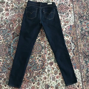 Levis semi curve jeans - Väldigt bra skick, som nya! Köparen står för frakt. Kan gå ner i pris vid snabb affär.